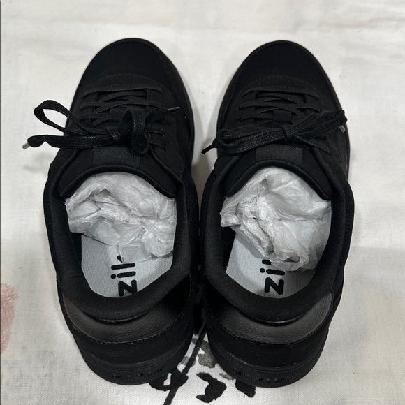 Kizik Prague Kids Black/Black Slip on Sneakers - Picture 2 of 8